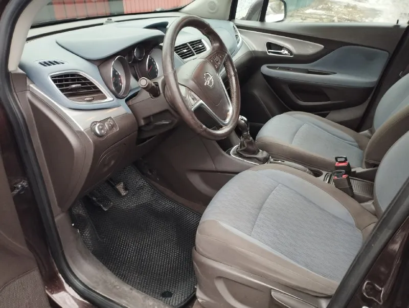 Продается опель мокка 2012 год, собственник. 155000 км.1.4 турбо 4wd мт (140 лс) полный привод внедорожник. надежная 6 ст механика. линзованная би- ксеноновая саморегулирующая оптика. двух- зонный климат контроль. круиз - контроль. подогрев: руля, сидений, зеркал, переднего и заднего стёкол. система курсовой стабилизации. абс, антизанос, гур, эл. стклоподьемники всех дверей, громкая связь. датчики. парковки, света, дождя.2 ключа, сервисные книжки. заводской окрас 💯%. цена 1млн.200 тысяч рублей, или обмен на шевроле ниву. +7(949) 569 35 05 снежное 📞 звоните: +7(949)5693505 - фотография - 7