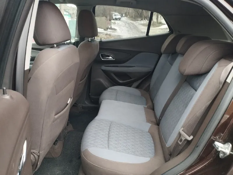 Продается опель мокка 2012 год, собственник. 155000 км.1.4 турбо 4wd мт (140 лс) полный привод внедорожник. надежная 6 ст механика. линзованная би- ксеноновая саморегулирующая оптика. двух- зонный климат контроль. круиз - контроль. подогрев: руля, сидений, зеркал, переднего и заднего стёкол. система курсовой стабилизации. абс, антизанос, гур, эл. стклоподьемники всех дверей, громкая связь. датчики. парковки, света, дождя.2 ключа, сервисные книжки. заводской окрас 💯%. цена 1млн.200 тысяч рублей, или обмен на шевроле ниву. +7(949) 569 35 05 снежное 📞 звоните: +7(949)5693505 - фотография - 8