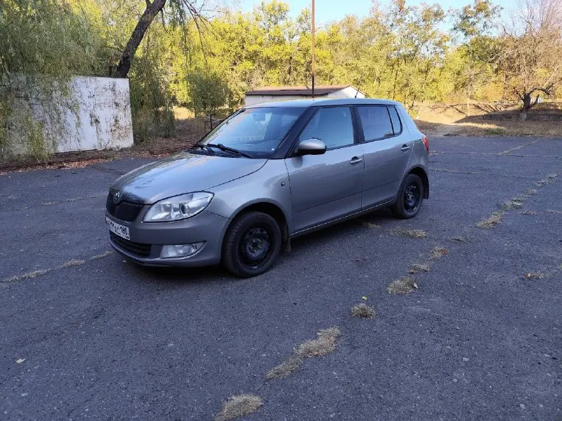 Skoda fabia 2013 1.6 акпп aisin 6ст пробег 181 000 акпп и двигатель в хорошем состоянии, автомат обслужен. ходовая без посторонних звуков. салон не затертый и не прокуренный, ездила девушка. 4 эсп, подогревы передних сидений, кондиционер, эгур. два комплекта резины, два комплекта ключей. продажа от собственника. находится в макеевке( центр) +79493225396 📲 tg: @alexp777 📞 звоните: +7(949)3225396 - фотография - 7