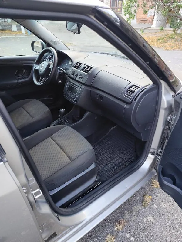 Skoda fabia 2013 1.6 акпп aisin 6ст пробег 181 000 акпп и двигатель в хорошем состоянии, автомат обслужен. ходовая без посторонних звуков. салон не затертый и не прокуренный, ездила девушка. 4 эсп, подогревы передних сидений, кондиционер, эгур. два комплекта резины, два комплекта ключей. продажа от собственника. находится в макеевке( центр) +79493225396 📲 tg: @alexp777 📞 звоните: +7(949)3225396 - фотография - 8