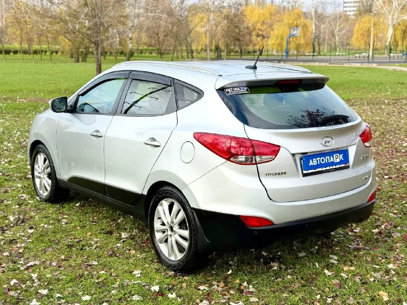 🇰🇵 hyundai ix35 💰цена: 1 240 000р 🏢город: мариуполь 📅год выпуска: 2011 🗒️пробег: 176 683 км. ⚙️двигатель: 2.0 ⛽топливо: бензин ⚙️кпп: автомат 📞 телефон: +7-949-727-41-51 +7-949-551-91-52 +7-989-263-55-56 💾 описание: ✅ отличное состояние, кузов без коррозии, преимущественно в заводской краске. ✅ техническая часть на 5+ ✅ максимальная комплектация: климатконтроль, подогрев всех сидений, магнитола с bluetooth, бортовой компьютер, мультируль, полный электропакет, птф, abs. 🏦 возможна продажа в кредит по двум документам. улица шевченко 269 - фотография - 4