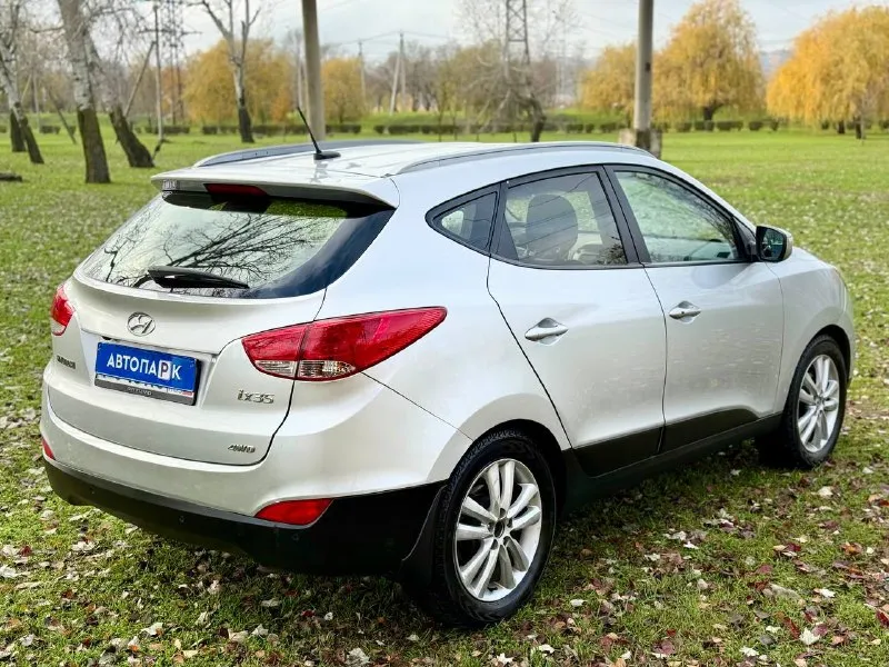 🇰🇵 hyundai ix35 💰цена: 1 240 000р 🏢город: мариуполь 📅год выпуска: 2011 🗒️пробег: 176 683 км. ⚙️двигатель: 2.0 ⛽топливо: бензин ⚙️кпп: автомат 📞 телефон: +7-949-727-41-51 +7-949-551-91-52 +7-989-263-55-56 💾 описание: ✅ отличное состояние, кузов без коррозии, преимущественно в заводской краске. ✅ техническая часть на 5+ ✅ максимальная комплектация: климатконтроль, подогрев всех сидений, магнитола с bluetooth, бортовой компьютер, мультируль, полный электропакет, птф, abs. 🏦 возможна продажа в кредит по двум документам. улица шевченко 269 - фотография - 6