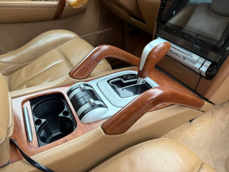 Porsche cayenne turbo s конец 2006 года пробег оригинальный 147000км мотор в идеальном состоянии (делали эндоскопию в октябре) по факту 3 хозяина по кузову почти весь в родной краске. резина свежая 8-988-999-39-25 михаил - фотография - 6