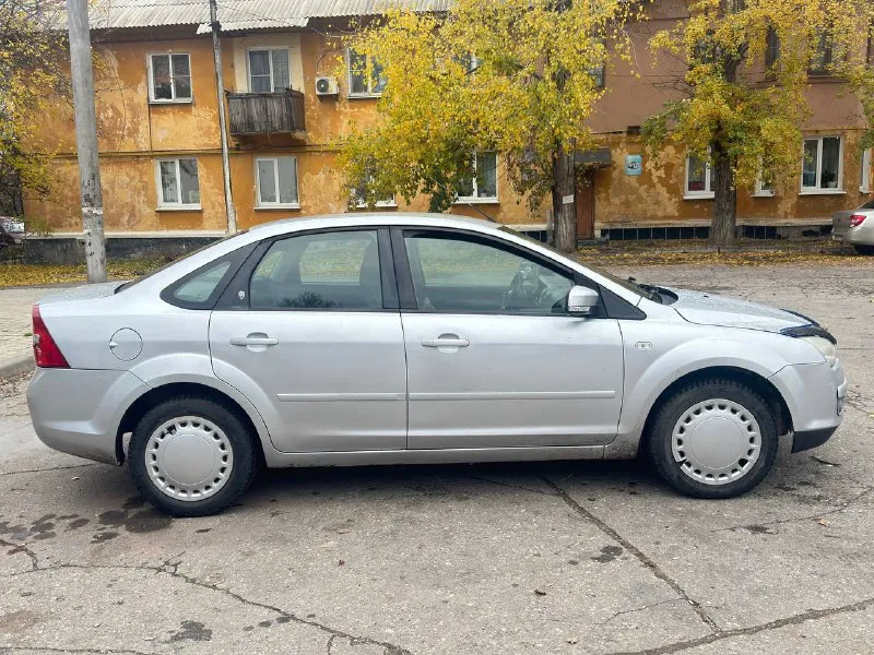 Ford фокус 2006 года в норм рабочем состоянии 1.6 автомат мотор коробка все отлично по документам тоже все норм есть небольшие моменты по кузову цена 330 рос руб +79498008047 📲 tg: николай н а 📞 звоните: +7(949)8008047 - фотография - 3