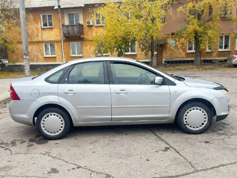 Ford фокус 2006 года в норм рабочем состоянии 1.6 автомат мотор коробка все отлично по документам тоже все норм есть небольшие моменты по кузову цена 330 рос руб +79498008047 📲 tg: николай н а 📞 звоните: +7(949)8008047 - фотография - 4