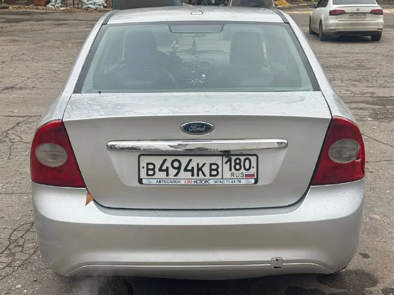 Ford фокус 2006 года в норм рабочем состоянии 1.6 автомат мотор коробка все отлично по документам тоже все норм есть небольшие моменты по кузову цена 330 рос руб +79498008047 📲 tg: николай н а 📞 звоните: +7(949)8008047 - фотография - 5