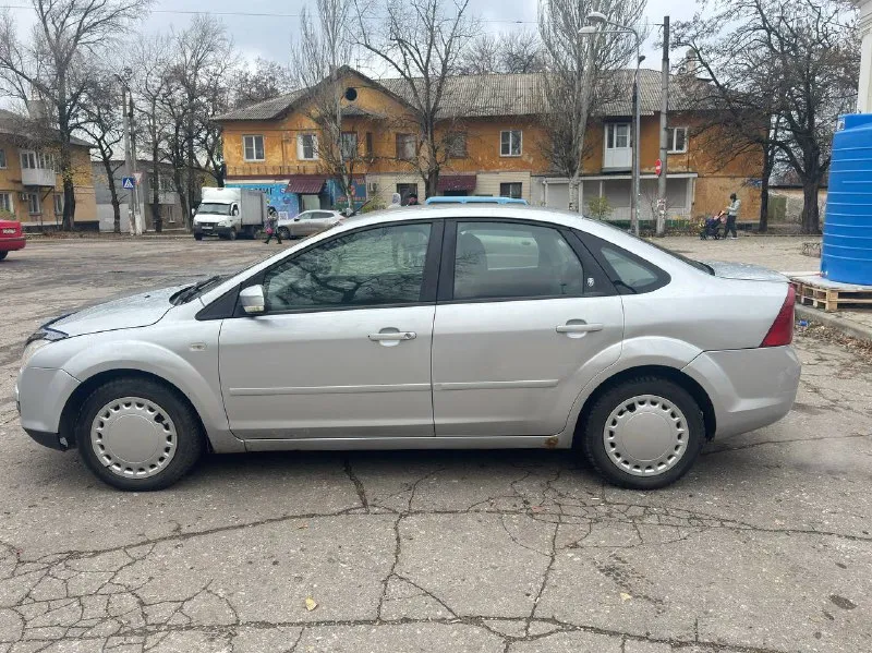 Ford фокус 2006 года в норм рабочем состоянии 1.6 автомат мотор коробка все отлично по документам тоже все норм есть небольшие моменты по кузову цена 330 рос руб +79498008047 📲 tg: николай н а 📞 звоните: +7(949)8008047 - фотография - 6