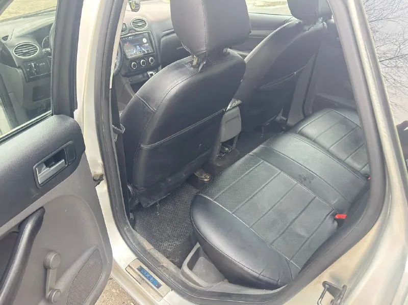 Ford фокус 2006 года в норм рабочем состоянии 1.6 автомат мотор коробка все отлично по документам тоже все норм есть небольшие моменты по кузову цена 330 рос руб +79498008047 📲 tg: николай н а 📞 звоните: +7(949)8008047 - фотография - 8