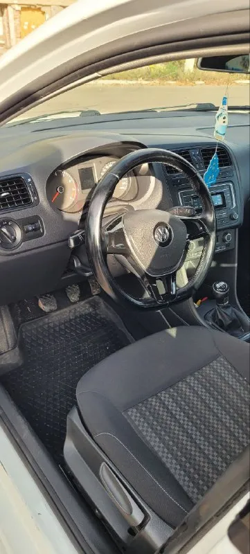 Продам volkswagen polo 2016г механическая кпп, 1.6, 160 000 пробега. мультимедиа, подогрев лобового стекла, сидений, зеркал, климат контроль. один хозяин с салона. вся в родной краске. цена 1050000тыс. тел. +79497081584 📲 tg: ilja 📞 звоните: +7(949)7081584 - фотография - 5