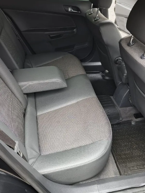 Предлагается к продаже автомобиль opel astra h (опель астра) в кузове седан. цвет — чёрный металлик, кузов в оригинальном окрасе, смело приезжайте проверяйте любыми приборами. год выпуска — 2011. под капотом — бензиновый двигатель объёмом 1,8 литра 140 лошадиных сил, коробка передач — механическая 5 ступенчатая, пробег — 194 000 километров, подтверждённый, оригинальный. отчёт«автотеки» — «зелёный». ‎авто не требует абсолютно не каких вложений!есть вся история обслуживания авто, при встрече все покажу и расскажу. ‎переоформление без проблем юридически чист. все vin коды кузова и серия и номер мотора читаются !‎я владелец авто оформлено на меня комплектация комбинированный кожаный салон, круиз контроль, климат климат датчик света и дождя. ‎оригинальные диски r16 зима и лето в отличном состоянии! ‎авто в отлично сохранившемся состояние близкое к идеалу для своих лет! ‎цена 735.000 торг ‎осмотр донецк. ‎vin код по запросу либо могу скинуть автотеку. ‎более подробно по авто ‎+79490454766 ‎+79498069344 - фотография - 8