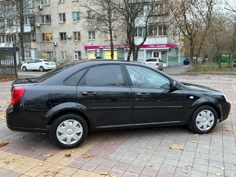 Автомобиль chevrolet lacetti седан год 2008 пробег 168 тысяч обьем 1.6 коробка автомат. цена 595 тыс. руб контакты 89614045884 звонки и писать можно на телеграмм и вотсапп. продаю chevrolet лачетти в отличном состояние без дтп в родном окрасе кроме ( двух элементов, вторичный окрас ) пробег родной подтверждается автотекой. двигатель работает отлично масло не жрет, коробка без пинков без толчков переключает все скорости плавно. 📞 звоните: +7(961)4045884 - фотография - 4