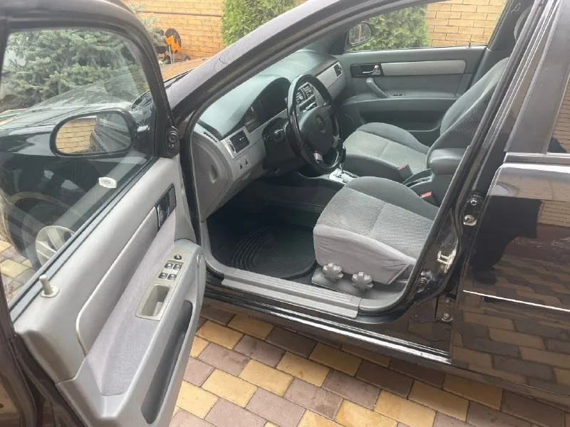 Автомобиль chevrolet lacetti седан год 2008 пробег 168 тысяч обьем 1.6 коробка автомат. цена 595 тыс. руб контакты 89614045884 звонки и писать можно на телеграмм и вотсапп. продаю chevrolet лачетти в отличном состояние без дтп в родном окрасе кроме ( двух элементов, вторичный окрас ) пробег родной подтверждается автотекой. двигатель работает отлично масло не жрет, коробка без пинков без толчков переключает все скорости плавно. 📞 звоните: +7(961)4045884 - фотография - 9