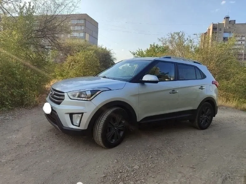 Продается hyundai creta 2017 г. в. ⚙️ - двигатель 2.0 (масло не расходует) - (работает четко, без пинков, пробуксовок) - полный привод 🛞 - бесключевой доступ, кнопка start/stop - климат-контроль - обогрев: передних и задних сидений, руля, лобового стекла - дхо, автосвет, адаптивный свет, линзованная оптика - кожаный салон - сигнализация с автозапуском - датчики давления в шинах - парктроники - задняя камера - система помощи при спуске ✅состояние автомобиля: - без дтп, без подкрасов - полное то, полностью обслужена - чистый, аккуратный, кожаный салон, все работает все включается. ‼️смотреть в г. алчевск ‼️ 💰цена 1.800т. р 📞+79590108078 📞 звоните: +7(959)0108078 - фотография - 2