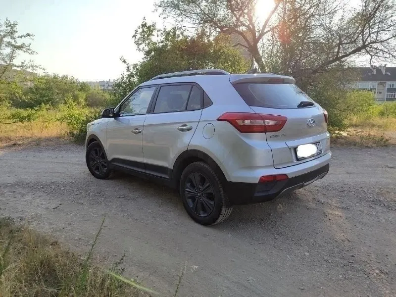 Продается hyundai creta 2017 г. в. ⚙️ - двигатель 2.0 (масло не расходует) - (работает четко, без пинков, пробуксовок) - полный привод 🛞 - бесключевой доступ, кнопка start/stop - климат-контроль - обогрев: передних и задних сидений, руля, лобового стекла - дхо, автосвет, адаптивный свет, линзованная оптика - кожаный салон - сигнализация с автозапуском - датчики давления в шинах - парктроники - задняя камера - система помощи при спуске ✅состояние автомобиля: - без дтп, без подкрасов - полное то, полностью обслужена - чистый, аккуратный, кожаный салон, все работает все включается. ‼️смотреть в г. алчевск ‼️ 💰цена 1.800т. р 📞+79590108078 📞 звоните: +7(959)0108078 - фотография - 4