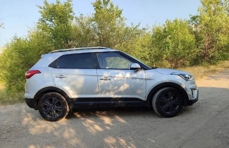 Продается hyundai creta 2017 г. в. ⚙️ - двигатель 2.0 (масло не расходует) - (работает четко, без пинков, пробуксовок) - полный привод 🛞 - бесключевой доступ, кнопка start/stop - климат-контроль - обогрев: передних и задних сидений, руля, лобового стекла - дхо, автосвет, адаптивный свет, линзованная оптика - кожаный салон - сигнализация с автозапуском - датчики давления в шинах - парктроники - задняя камера - система помощи при спуске ✅состояние автомобиля: - без дтп, без подкрасов - полное то, полностью обслужена - чистый, аккуратный, кожаный салон, все работает все включается. ‼️смотреть в г. алчевск ‼️ 💰цена 1.800т. р 📞+79590108078 📞 звоните: +7(959)0108078 - фотография - 6