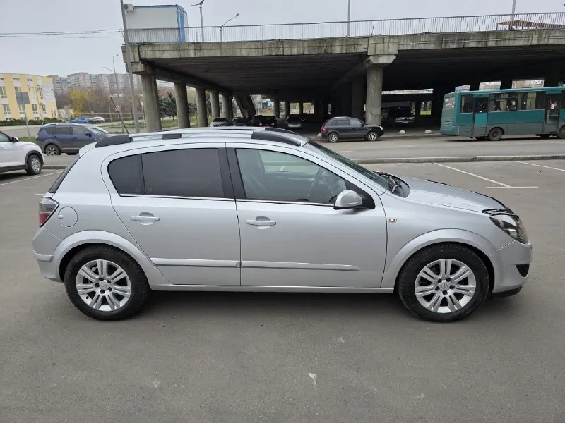 В продаже opel astra h 2008 года выпуска 1.6л - бензин - 5 ступеней кузов - хэтчбек 5 дверей автомобиль полностью в родном окрасе, в дтп не участвовал. полностью обслужен, кузов, мотор, коробка, ходовая, салон в идеальном состоянии документы в порядке, любой вид переоформления. два комлекта резины сборка германия цена: 720 000₽ +79591008180 +79591906101 📞 звоните: +7(959)1008180 - фотография - 5