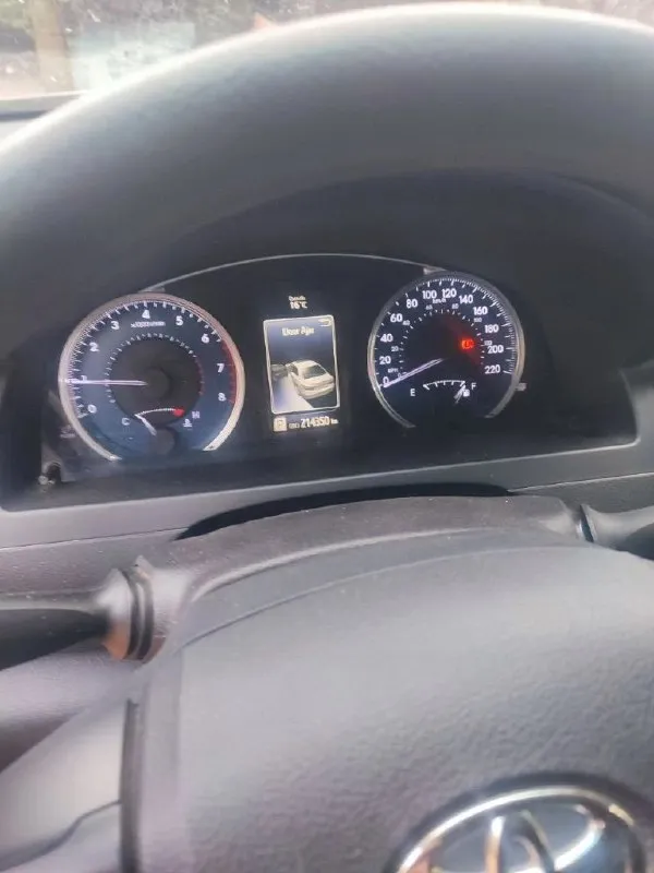 Продам тоета камри в 55 кузове 2017 года с пробегом 214 тысяч в идеальном состоянии что по кузову что по двигателю коробка работает отлично резина в хорошем состоянии и отдам комплект зимней резины цена данного автомобиля 1.7 торг звоните все расскажу по машинке+79493137845 📞 звоните: +7(949)3137845 - фотография - 2