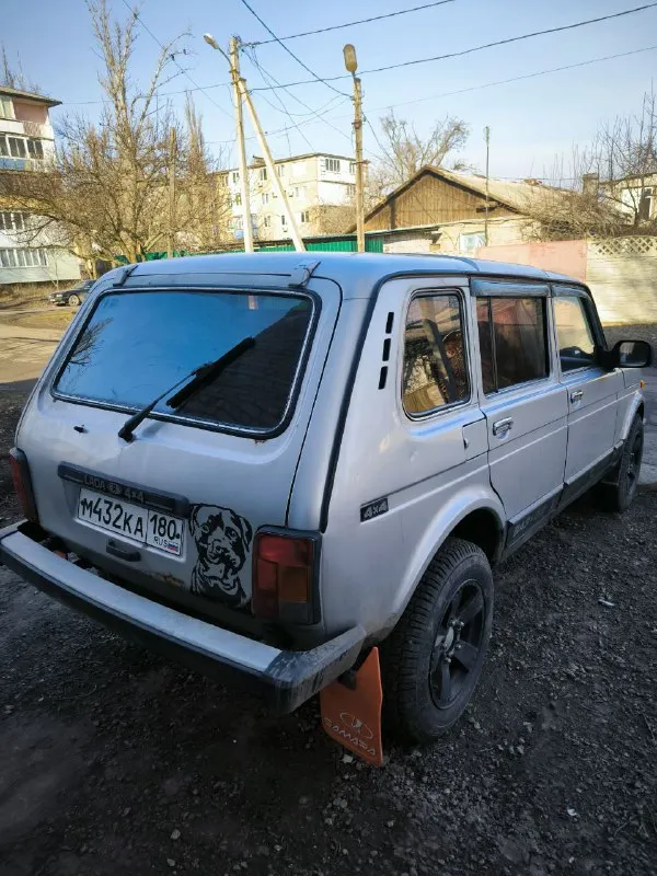 Нива 2131 4×4 цена: 415 000 ₽ торг город: донецк год выпуска: 2011 пробег: 130 000км двигатель: 1.7 топливо: бензин кпп: механика собственник: да телефон: +79499291555 по двигателю без нареканий - масло от замены до замены! ходовка вся перебрана. инжектор. гур. днище целое, не гнилое, обработанное! всё работает, сел и поехал! есть много чего купленного нового, для внешнего вида но не применённого (не когда этим заниматься) всё отдам! - фотография - 3