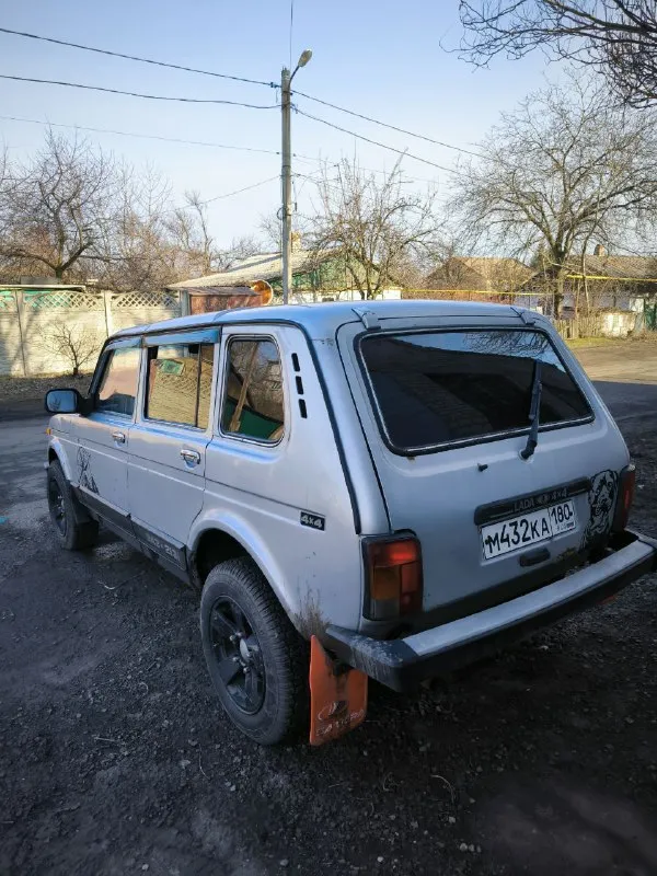 Нива 2131 4×4 цена: 415 000 ₽ торг город: донецк год выпуска: 2011 пробег: 130 000км двигатель: 1.7 топливо: бензин кпп: механика собственник: да телефон: +79499291555 по двигателю без нареканий - масло от замены до замены! ходовка вся перебрана. инжектор. гур. днище целое, не гнилое, обработанное! всё работает, сел и поехал! есть много чего купленного нового, для внешнего вида но не применённого (не когда этим заниматься) всё отдам! - фотография - 4