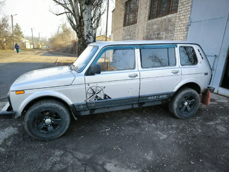 Нива 2131 4×4 цена: 415 000 ₽ торг город: донецк год выпуска: 2011 пробег: 130 000км двигатель: 1.7 топливо: бензин кпп: механика собственник: да телефон: +79499291555 по двигателю без нареканий - масло от замены до замены! ходовка вся перебрана. инжектор. гур. днище целое, не гнилое, обработанное! всё работает, сел и поехал! есть много чего купленного нового, для внешнего вида но не применённого (не когда этим заниматься) всё отдам! - фотография - 5