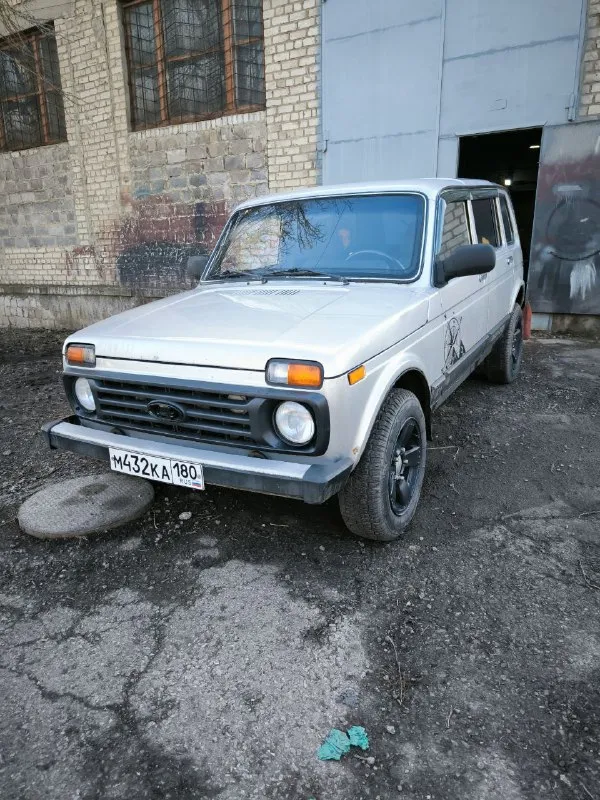 Нива 2131 4×4 цена: 415 000 ₽ торг город: донецк год выпуска: 2011 пробег: 130 000км двигатель: 1.7 топливо: бензин кпп: механика собственник: да телефон: +79499291555 по двигателю без нареканий - масло от замены до замены! ходовка вся перебрана. инжектор. гур. днище целое, не гнилое, обработанное! всё работает, сел и поехал! есть много чего купленного нового, для внешнего вида но не применённого (не когда этим заниматься) всё отдам! - фотография - 6