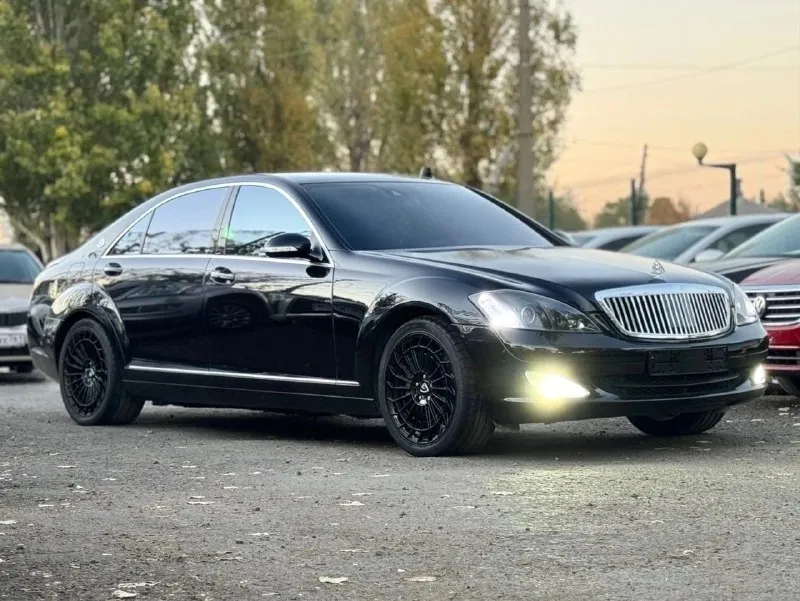 Продам mercedes benz s- класс 221 long 5.5 сделаный под maybach. машина полностью в идеальном состоянии, обслуженная. машина очень комфортная и резвая. есть массаж сидений доводчики дверей, вентиляция и подогрев всех сидений. авто на уникальных кованых дисках. автомобиль прошит сейчас 400+ л. с. полностью обновленная оптика, с би лед линзами. по документам кристально чисто. цена: 2🍋 все вопросы по телефону или в лс +79592144444 📞 звоните: +7(959)2144444 - фотография - 2