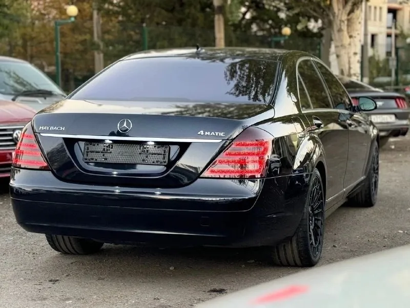 Продам mercedes benz s- класс 221 long 5.5 сделаный под maybach. машина полностью в идеальном состоянии, обслуженная. машина очень комфортная и резвая. есть массаж сидений доводчики дверей, вентиляция и подогрев всех сидений. авто на уникальных кованых дисках. автомобиль прошит сейчас 400+ л. с. полностью обновленная оптика, с би лед линзами. по документам кристально чисто. цена: 2🍋 все вопросы по телефону или в лс +79592144444 📞 звоните: +7(959)2144444 - фотография - 4