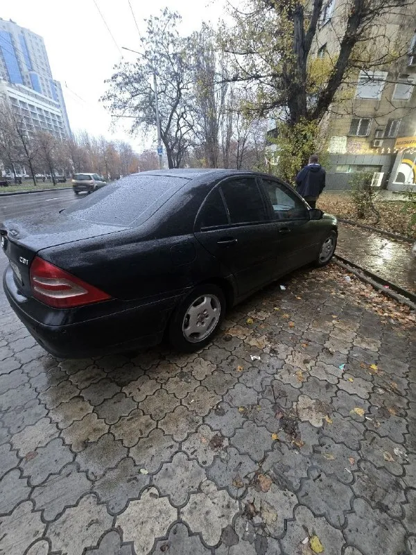 Mercedes ben's 2003 года, сборка немецкая(один хозяин в россии). авто на ходу каждый день. 2.2 турбо , расход топлива 6-7 л. по городу. были поменяны передние амортизаторы, стойки амортизаторов, пружины. форсунки новые, свечи, поменялось масло (менять еще рано). вместо штатного радио поставлен сенсорный планшет. ошибкa srs(подушки безопасности). салон чистый, непрокуренный. по мотору и вопросов нет. имеется комплект зимней хорошей резины. интересующие вопросы по телефону: +79494860791. донецк, цена 650000 рублей, торг у капота. 📞 звоните: +7(949)4860791 - фотография - 4