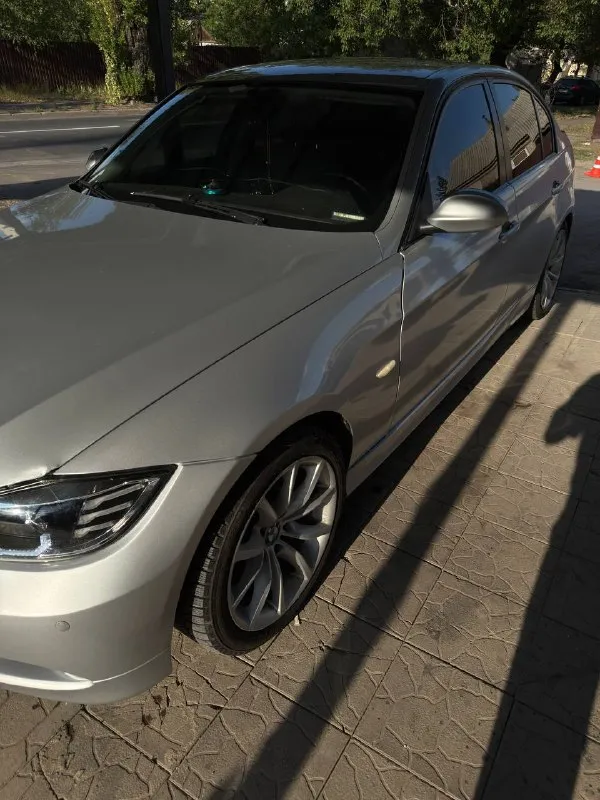 В продаже bmw 320 в кузове e90. коробка автомат, работает без пинков. двигатель контакт, документы в порядке. по кузову есть несколько притертостей. салон кожа, двухзонный климат контроль, полный электропакет. передняя оптика заменена, работает на отлично. есть моменты, куда нужно приложить руки( детали уже в наличии, в комплекте с машиной) на езду не влияет. не в кредите, не в залоге. цена-850 000. для информации звонить +7949-497-03-77(телеграмм на этом номере) 📲 tg: георгий русский 📞 звоните: +7(949)4970377 - фотография - 2