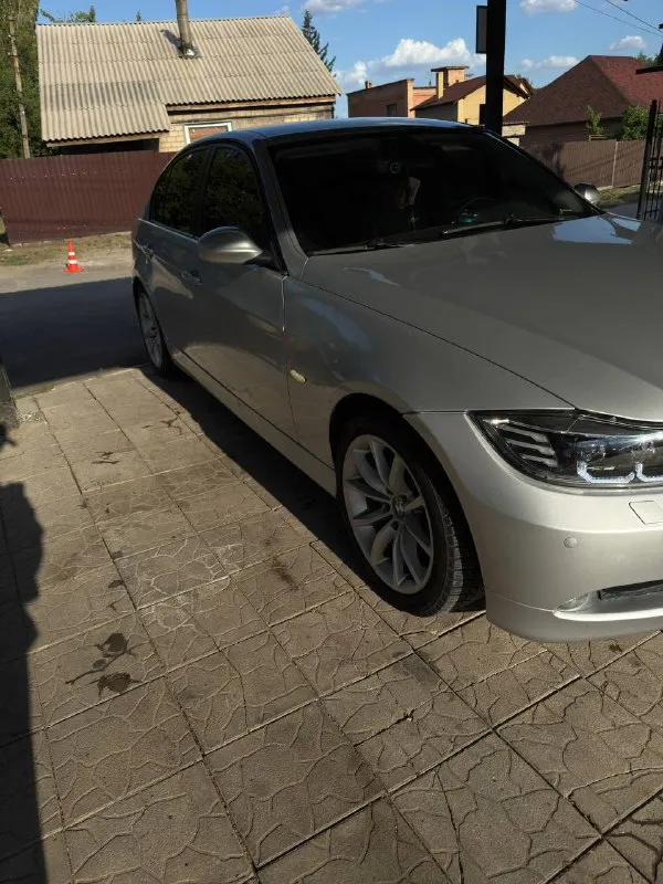 В продаже bmw 320 в кузове e90. коробка автомат, работает без пинков. двигатель контакт, документы в порядке. по кузову есть несколько притертостей. салон кожа, двухзонный климат контроль, полный электропакет. передняя оптика заменена, работает на отлично. есть моменты, куда нужно приложить руки( детали уже в наличии, в комплекте с машиной) на езду не влияет. не в кредите, не в залоге. цена-850 000. для информации звонить +7949-497-03-77(телеграмм на этом номере) 📲 tg: георгий русский 📞 звоните: +7(949)4970377 - фотография - 3