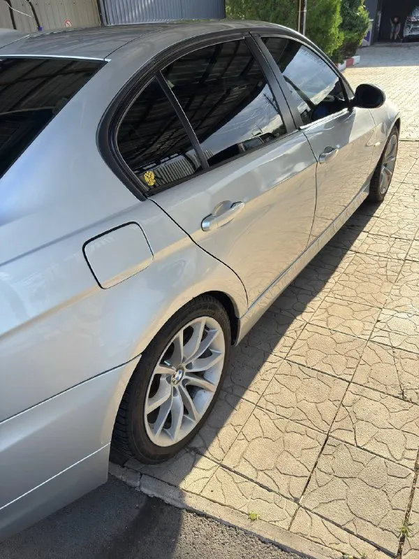 В продаже bmw 320 в кузове e90. коробка автомат, работает без пинков. двигатель контакт, документы в порядке. по кузову есть несколько притертостей. салон кожа, двухзонный климат контроль, полный электропакет. передняя оптика заменена, работает на отлично. есть моменты, куда нужно приложить руки( детали уже в наличии, в комплекте с машиной) на езду не влияет. не в кредите, не в залоге. цена-850 000. для информации звонить +7949-497-03-77(телеграмм на этом номере) 📲 tg: георгий русский 📞 звоните: +7(949)4970377 - фотография - 4