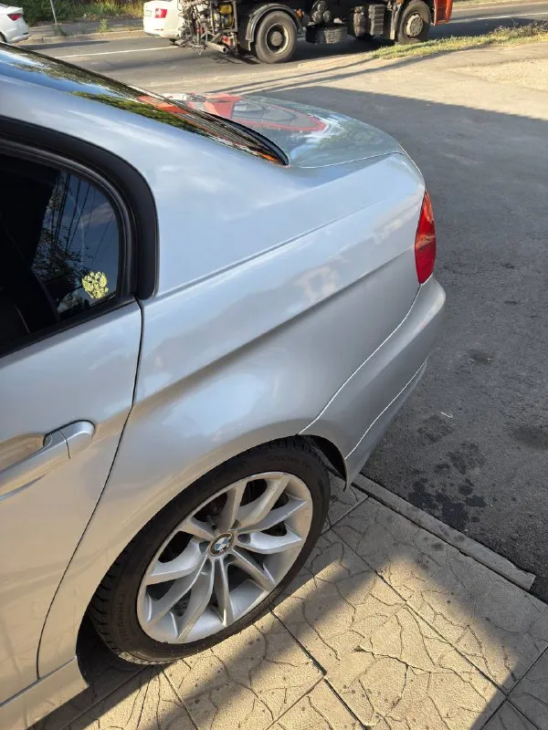 В продаже bmw 320 в кузове e90. коробка автомат, работает без пинков. двигатель контакт, документы в порядке. по кузову есть несколько притертостей. салон кожа, двухзонный климат контроль, полный электропакет. передняя оптика заменена, работает на отлично. есть моменты, куда нужно приложить руки( детали уже в наличии, в комплекте с машиной) на езду не влияет. не в кредите, не в залоге. цена-850 000. для информации звонить +7949-497-03-77(телеграмм на этом номере) 📲 tg: георгий русский 📞 звоните: +7(949)4970377 - фотография - 5