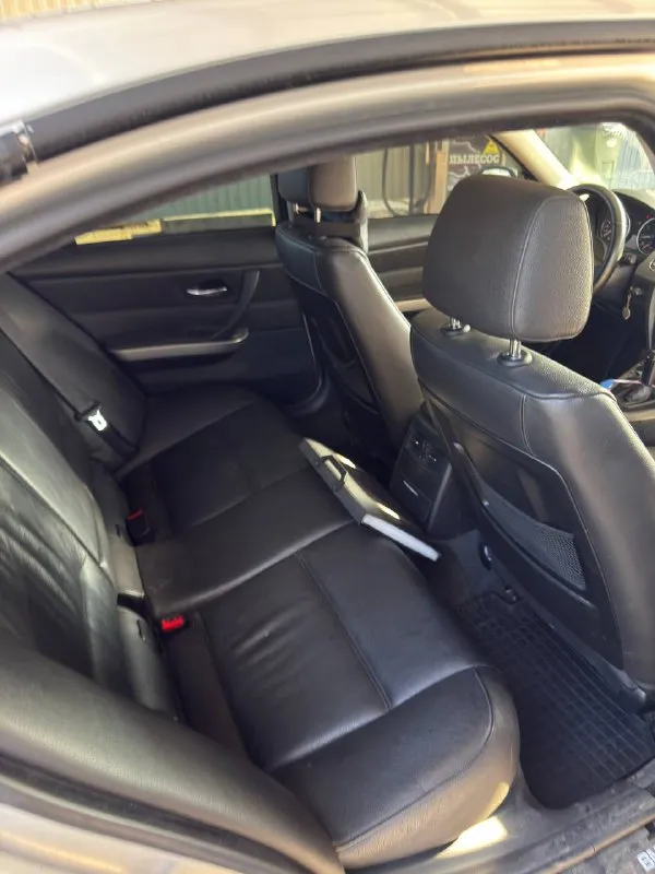 В продаже bmw 320 в кузове e90. коробка автомат, работает без пинков. двигатель контакт, документы в порядке. по кузову есть несколько притертостей. салон кожа, двухзонный климат контроль, полный электропакет. передняя оптика заменена, работает на отлично. есть моменты, куда нужно приложить руки( детали уже в наличии, в комплекте с машиной) на езду не влияет. не в кредите, не в залоге. цена-850 000. для информации звонить +7949-497-03-77(телеграмм на этом номере) 📲 tg: георгий русский 📞 звоните: +7(949)4970377 - фотография - 9