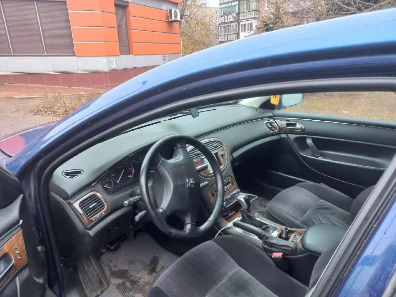 Продам peugeot 607.автомобиль в максимальной комплектации!2001год выпуска,2.2hdi, полный эл. пакет, титановые диски r17,на хорошей резине!авто хозяйский, так что отвечу на любые вопросы!цена 320000,хороший торг! енакиево 79493547087 📞 звоните: +7(949)3547087 - фотография - 5