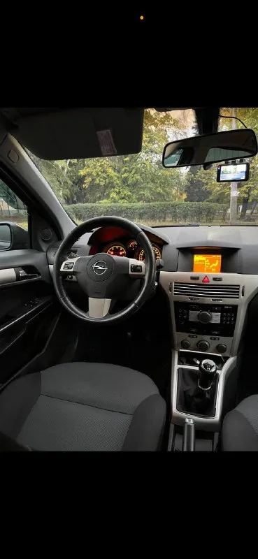 Opel astra / opel астра 1.6 на механике. двигатель работает тихо, без посторонних шумов, не дымит, масло не кушает. коробка переключает замечательно. отличный белый свет. новая андроид магнитола. стоит неплохая музыка. хороший регистратор, камера заднего вида. сигнализация, 2-стеклоподъемника. климат контроль. датчик света, мультируль. стекла все родные включая лобовое! автотека зеленая без дтп! в такси, каршеринге и т. д. не использовалась. любые проверки, за машину не стыдно! 2 ключа делать ничего не нужно. я собственник по дкп. без штрафов и ограничений. если вы с далека:то могу снять для вас видео обзор машины цена:480000₽ (торг) возможен обмен машину можно посмотреть: енакиево писать в лс либо звонить 79493292749 📞 звоните: +7(949)3292749 - фотография - 2