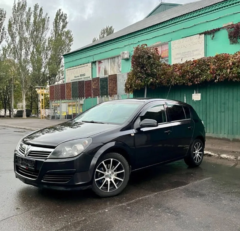 Opel astra / opel астра 1.6 на механике. двигатель работает тихо, без посторонних шумов, не дымит, масло не кушает. коробка переключает замечательно. отличный белый свет. новая андроид магнитола. стоит неплохая музыка. хороший регистратор, камера заднего вида. сигнализация, 2-стеклоподъемника. климат контроль. датчик света, мультируль. стекла все родные включая лобовое! автотека зеленая без дтп! в такси, каршеринге и т. д. не использовалась. любые проверки, за машину не стыдно! 2 ключа делать ничего не нужно. я собственник по дкп. без штрафов и ограничений. если вы с далека:то могу снять для вас видео обзор машины цена:480000₽ (торг) возможен обмен машину можно посмотреть: енакиево писать в лс либо звонить 79493292749 📞 звоните: +7(949)3292749 - фотография - 4