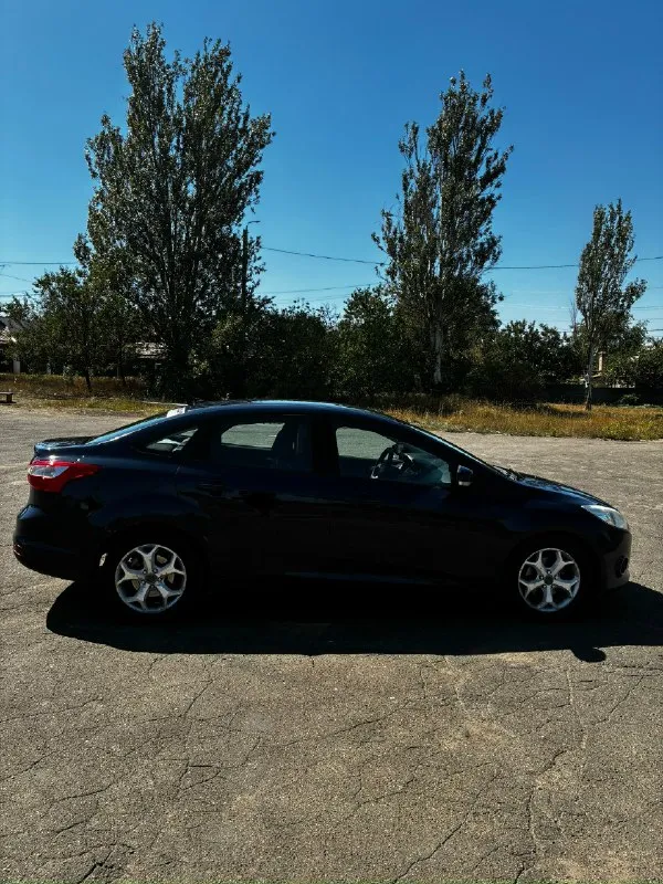 Продам ford фокус 3 2012 г. в. двигатель 1.6 механика (105л. с. ) пробег на приборной панели 337 тыс. км, по факту около 200 тыс. км!, т. к. приборка была заменена в 2023 году, в отчете автотеки виден скачёк, отчет скину. кузов весь в родном окрасе, за исключением правого заднего крыла. стекла все родные, на лобовом имеется трещина. две тысячи назад, замена масла и фильтров. двигатель работает ровно коробка переключается плавно кондиционер, печка работают отлично авто на ходу каждый день евро 4, полного баллона хватает на 450км/1300₽ +- полное переоформление в мрэо цена 700к, торг у капота +79495727876 кирилл енакиево 📞 звоните: +7(949)5727876 - фотография - 2