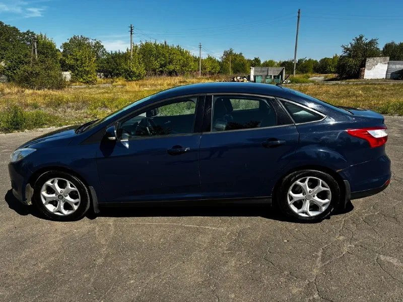 Продам ford фокус 3 2012 г. в. двигатель 1.6 механика (105л. с. ) пробег на приборной панели 337 тыс. км, по факту около 200 тыс. км!, т. к. приборка была заменена в 2023 году, в отчете автотеки виден скачёк, отчет скину. кузов весь в родном окрасе, за исключением правого заднего крыла. стекла все родные, на лобовом имеется трещина. две тысячи назад, замена масла и фильтров. двигатель работает ровно коробка переключается плавно кондиционер, печка работают отлично авто на ходу каждый день евро 4, полного баллона хватает на 450км/1300₽ +- полное переоформление в мрэо цена 700к, торг у капота +79495727876 кирилл енакиево 📞 звоните: +7(949)5727876 - фотография - 3