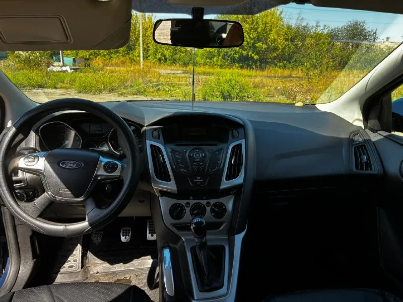 Продам ford фокус 3 2012 г. в. двигатель 1.6 механика (105л. с. ) пробег на приборной панели 337 тыс. км, по факту около 200 тыс. км!, т. к. приборка была заменена в 2023 году, в отчете автотеки виден скачёк, отчет скину. кузов весь в родном окрасе, за исключением правого заднего крыла. стекла все родные, на лобовом имеется трещина. две тысячи назад, замена масла и фильтров. двигатель работает ровно коробка переключается плавно кондиционер, печка работают отлично авто на ходу каждый день евро 4, полного баллона хватает на 450км/1300₽ +- полное переоформление в мрэо цена 700к, торг у капота +79495727876 кирилл енакиево 📞 звоните: +7(949)5727876 - фотография - 4