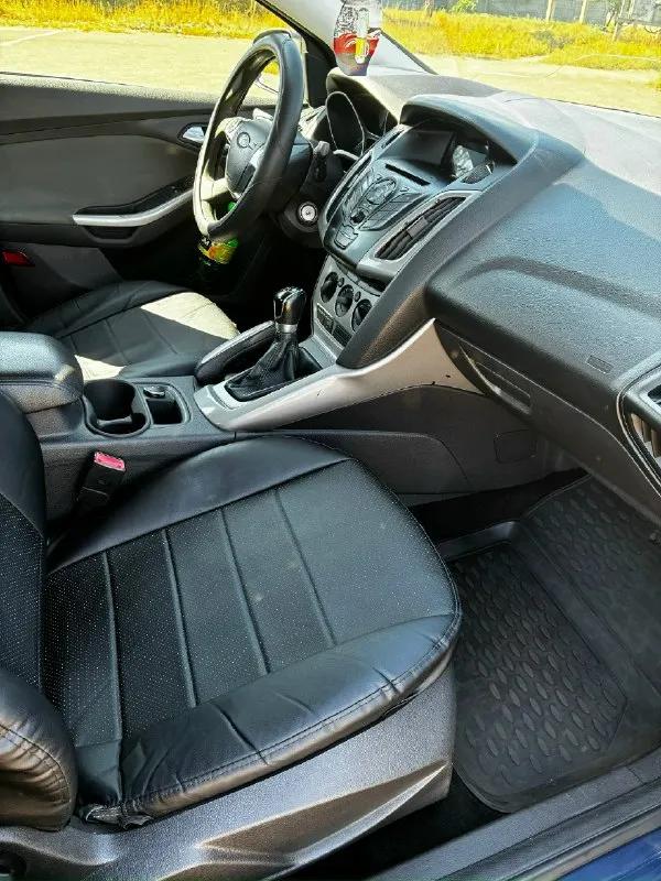 Продам ford фокус 3 2012 г. в. двигатель 1.6 механика (105л. с. ) пробег на приборной панели 337 тыс. км, по факту около 200 тыс. км!, т. к. приборка была заменена в 2023 году, в отчете автотеки виден скачёк, отчет скину. кузов весь в родном окрасе, за исключением правого заднего крыла. стекла все родные, на лобовом имеется трещина. две тысячи назад, замена масла и фильтров. двигатель работает ровно коробка переключается плавно кондиционер, печка работают отлично авто на ходу каждый день евро 4, полного баллона хватает на 450км/1300₽ +- полное переоформление в мрэо цена 700к, торг у капота +79495727876 кирилл енакиево 📞 звоните: +7(949)5727876 - фотография - 5