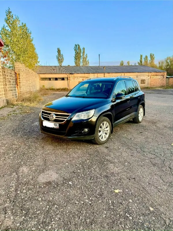 🚗 Volkswagen тигуан полный привод ✅ год: 2009 💰цена: 950.000 руб ✅ тип акпп: автомат ✅ пробег: 163.000 ☑️ объем: 2.0 ( 170л. С ) турбированный бензин комплектация: ✳️ 2 - зонный климат контроль сигнализация 🔊 мультимедиа aux 8- подушки безопасности датчик температуры за бортом бортовой компьютер датчик дождя датчик света задний парктроник электро регулировка водительского сиденья подогрев передних сидений (3-х режимный) подогрев боковых зеркал противотуманные фонари электро регулирования зеркал 4- стекло подъемника два комплекта ключей. Автомобиль полностью обслужен, и вложений не требует автомобиль юридичeски чист. Готов к любым проверкам ‼️ ‼️ ‼️ салон кожа в идеальном состоянии что подтверждается на фото ‼️ на все вопросы готов ответить по телефону. Я собственник‼️ владею больше 1.5 лет торг у капота. Могу прислать видео обзор автомобиля по запросу. Звоните: +79493354617
📞 Звоните: +7(949)3354617 - фотография - 1