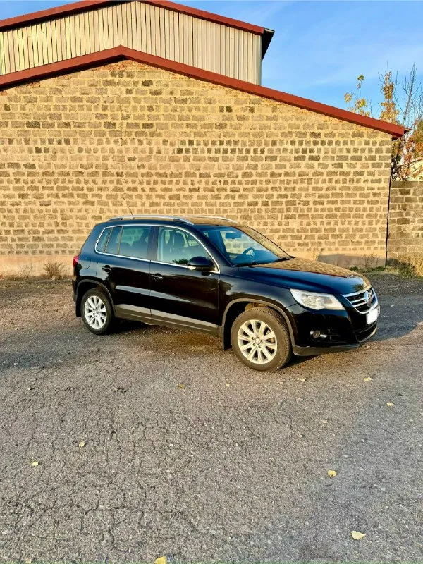 🚗 Volkswagen тигуан полный привод ✅ год: 2009 💰цена: 950.000 руб ✅ тип акпп: автомат ✅ пробег: 163.000 ☑️ объем: 2.0 ( 170л. С ) турбированный бензин комплектация: ✳️ 2 - зонный климат контроль сигнализация 🔊 мультимедиа aux 8- подушки безопасности датчик температуры за бортом бортовой компьютер датчик дождя датчик света задний парктроник электро регулировка водительского сиденья подогрев передних сидений (3-х режимный) подогрев боковых зеркал противотуманные фонари электро регулирования зеркал 4- стекло подъемника два комплекта ключей. Автомобиль полностью обслужен, и вложений не требует автомобиль юридичeски чист. Готов к любым проверкам ‼️ ‼️ ‼️ салон кожа в идеальном состоянии что подтверждается на фото ‼️ на все вопросы готов ответить по телефону. Я собственник‼️ владею больше 1.5 лет торг у капота. Могу прислать видео обзор автомобиля по запросу. Звоните: +79493354617
📞 Звоните: +7(949)3354617 - фотография - 2