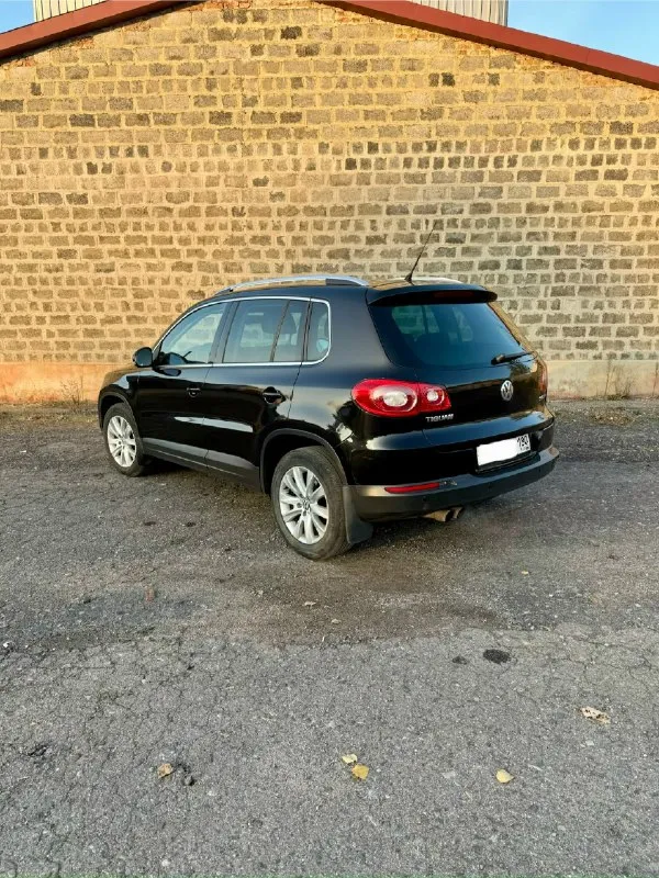 🚗 Volkswagen тигуан полный привод ✅ год: 2009 💰цена: 950.000 руб ✅ тип акпп: автомат ✅ пробег: 163.000 ☑️ объем: 2.0 ( 170л. С ) турбированный бензин комплектация: ✳️ 2 - зонный климат контроль сигнализация 🔊 мультимедиа aux 8- подушки безопасности датчик температуры за бортом бортовой компьютер датчик дождя датчик света задний парктроник электро регулировка водительского сиденья подогрев передних сидений (3-х режимный) подогрев боковых зеркал противотуманные фонари электро регулирования зеркал 4- стекло подъемника два комплекта ключей. Автомобиль полностью обслужен, и вложений не требует автомобиль юридичeски чист. Готов к любым проверкам ‼️ ‼️ ‼️ салон кожа в идеальном состоянии что подтверждается на фото ‼️ на все вопросы готов ответить по телефону. Я собственник‼️ владею больше 1.5 лет торг у капота. Могу прислать видео обзор автомобиля по запросу. Звоните: +79493354617
📞 Звоните: +7(949)3354617 - фотография - 4