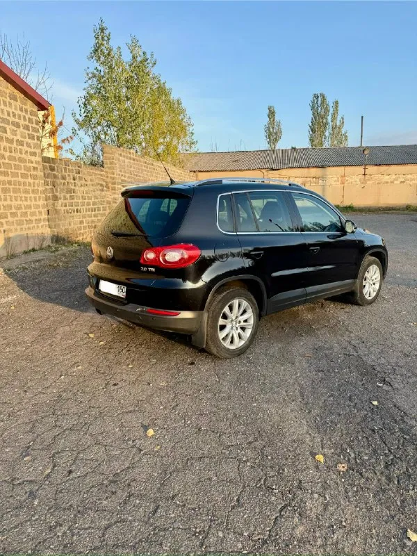 🚗 Volkswagen тигуан полный привод ✅ год: 2009 💰цена: 950.000 руб ✅ тип акпп: автомат ✅ пробег: 163.000 ☑️ объем: 2.0 ( 170л. С ) турбированный бензин комплектация: ✳️ 2 - зонный климат контроль сигнализация 🔊 мультимедиа aux 8- подушки безопасности датчик температуры за бортом бортовой компьютер датчик дождя датчик света задний парктроник электро регулировка водительского сиденья подогрев передних сидений (3-х режимный) подогрев боковых зеркал противотуманные фонари электро регулирования зеркал 4- стекло подъемника два комплекта ключей. Автомобиль полностью обслужен, и вложений не требует автомобиль юридичeски чист. Готов к любым проверкам ‼️ ‼️ ‼️ салон кожа в идеальном состоянии что подтверждается на фото ‼️ на все вопросы готов ответить по телефону. Я собственник‼️ владею больше 1.5 лет торг у капота. Могу прислать видео обзор автомобиля по запросу. Звоните: +79493354617
📞 Звоните: +7(949)3354617 - фотография - 5