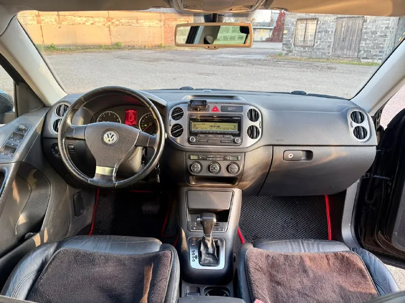 🚗 Volkswagen тигуан полный привод ✅ год: 2009 💰цена: 950.000 руб ✅ тип акпп: автомат ✅ пробег: 163.000 ☑️ объем: 2.0 ( 170л. С ) турбированный бензин комплектация: ✳️ 2 - зонный климат контроль сигнализация 🔊 мультимедиа aux 8- подушки безопасности датчик температуры за бортом бортовой компьютер датчик дождя датчик света задний парктроник электро регулировка водительского сиденья подогрев передних сидений (3-х режимный) подогрев боковых зеркал противотуманные фонари электро регулирования зеркал 4- стекло подъемника два комплекта ключей. Автомобиль полностью обслужен, и вложений не требует автомобиль юридичeски чист. Готов к любым проверкам ‼️ ‼️ ‼️ салон кожа в идеальном состоянии что подтверждается на фото ‼️ на все вопросы готов ответить по телефону. Я собственник‼️ владею больше 1.5 лет торг у капота. Могу прислать видео обзор автомобиля по запросу. Звоните: +79493354617
📞 Звоните: +7(949)3354617 - фотография - 6