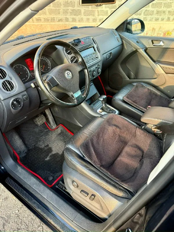 🚗 Volkswagen тигуан полный привод ✅ год: 2009 💰цена: 950.000 руб ✅ тип акпп: автомат ✅ пробег: 163.000 ☑️ объем: 2.0 ( 170л. С ) турбированный бензин комплектация: ✳️ 2 - зонный климат контроль сигнализация 🔊 мультимедиа aux 8- подушки безопасности датчик температуры за бортом бортовой компьютер датчик дождя датчик света задний парктроник электро регулировка водительского сиденья подогрев передних сидений (3-х режимный) подогрев боковых зеркал противотуманные фонари электро регулирования зеркал 4- стекло подъемника два комплекта ключей. Автомобиль полностью обслужен, и вложений не требует автомобиль юридичeски чист. Готов к любым проверкам ‼️ ‼️ ‼️ салон кожа в идеальном состоянии что подтверждается на фото ‼️ на все вопросы готов ответить по телефону. Я собственник‼️ владею больше 1.5 лет торг у капота. Могу прислать видео обзор автомобиля по запросу. Звоните: +79493354617
📞 Звоните: +7(949)3354617 - фотография - 9