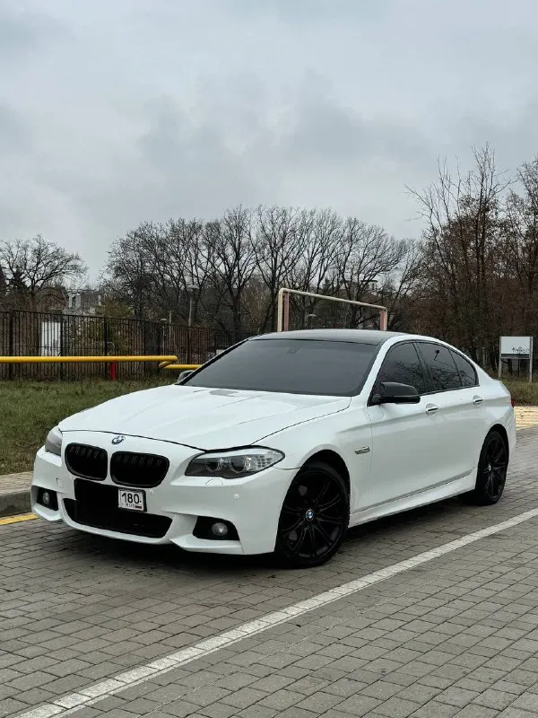 В продаже bmw 528i рестайлинг 2014 года выпуска 2.0 т бензин, 245 л. с., работает отлично, не троит не дымит. коробка переключает без проблем. не пинает и не буксует. ходовая также вся обслужена. жирная комплектация: полный электропакет, черный потолок, датчики дождя и света, м-пакет. по документам полный порядок, любой вид переоформления. осмотр донецк возможен обмен и продажа в кредит. цена 1.695.000 ₽, возможен торг у авто. ☎️ +79493749582 📞 звоните: +7(949)3749582 - фотография - 2