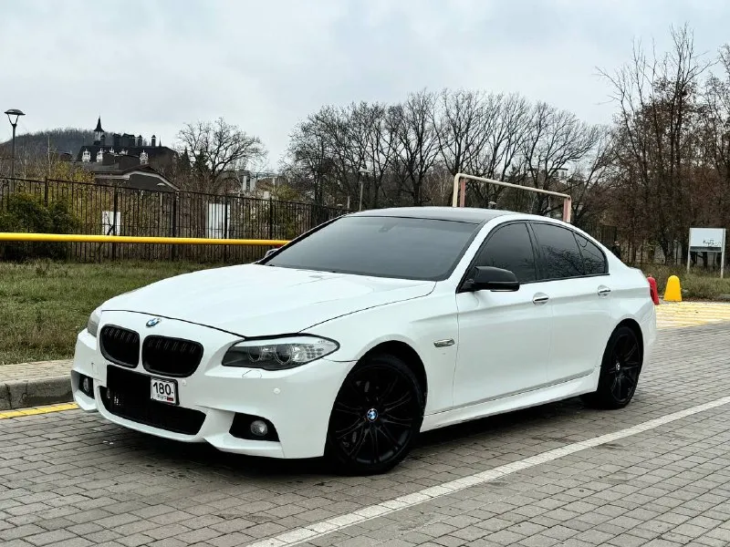 В продаже bmw 528i рестайлинг 2014 года выпуска 2.0 т бензин, 245 л. с., работает отлично, не троит не дымит. коробка переключает без проблем. не пинает и не буксует. ходовая также вся обслужена. жирная комплектация: полный электропакет, черный потолок, датчики дождя и света, м-пакет. по документам полный порядок, любой вид переоформления. осмотр донецк возможен обмен и продажа в кредит. цена 1.695.000 ₽, возможен торг у авто. ☎️ +79493749582 📞 звоните: +7(949)3749582 - фотография - 4