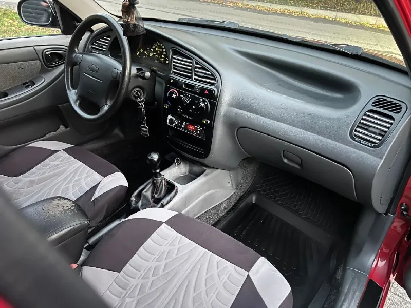 Продам шевроле ланос в отличном состоянии! семейное хорошое авто без каких либо вложений 2008 год выпуска. в техническом плане всё обслужено, двигатель 1.5л. не троит и не стучит и масло не расходует. ходовая часть без стуков. коробка включается мягко, не хрустит, не выбивает. по кузову днище, пороги, стаканы в отличном состоянии, красить ничего не нужно, не гнилая, без рыжиков! выглядит отлично как на фото! максимальная комплектация sx с кондиционером, гидроусилитель, стеклоподъемники. подушка безопасности. противотуманки. обогрев стекла. магнитола с bt. литые диски с новой резиной. тонировка. отличный свет led. по салону тоже всё хорошо, чистый и опрятный, не прокурен, по салону всё работает до каждой кнопочки и лампочки, ошибок на щитке приборов нет всё загорается и гаснет. в общем отличный, надежный и экономичный ланос, за адекватную сумму. в юридическом плане всё хорошо на учёте стоит без штрафов и запретов и прочей ерунды. торг естественно есть но обоснован и возле капота. цена 350000 донецк. +79496415532 - фотография - 10