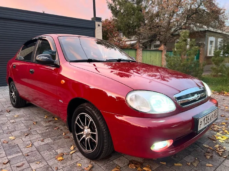 Продам шевроле ланос в отличном состоянии! семейное хорошое авто без каких либо вложений 2008 год выпуска. в техническом плане всё обслужено, двигатель 1.5л. не троит и не стучит и масло не расходует. ходовая часть без стуков. коробка включается мягко, не хрустит, не выбивает. по кузову днище, пороги, стаканы в отличном состоянии, красить ничего не нужно, не гнилая, без рыжиков! выглядит отлично как на фото! максимальная комплектация sx с кондиционером, гидроусилитель, стеклоподъемники. подушка безопасности. противотуманки. обогрев стекла. магнитола с bt. литые диски с новой резиной. тонировка. отличный свет led. по салону тоже всё хорошо, чистый и опрятный, не прокурен, по салону всё работает до каждой кнопочки и лампочки, ошибок на щитке приборов нет всё загорается и гаснет. в общем отличный, надежный и экономичный ланос, за адекватную сумму. в юридическом плане всё хорошо на учёте стоит без штрафов и запретов и прочей ерунды. торг естественно есть но обоснован и возле капота. цена 350000 донецк. +79496415532 - фотография - 2